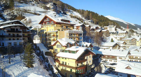 Winterlicher Blick über Kappl mit dem Hotel Dorfstadl im Sonnenschein