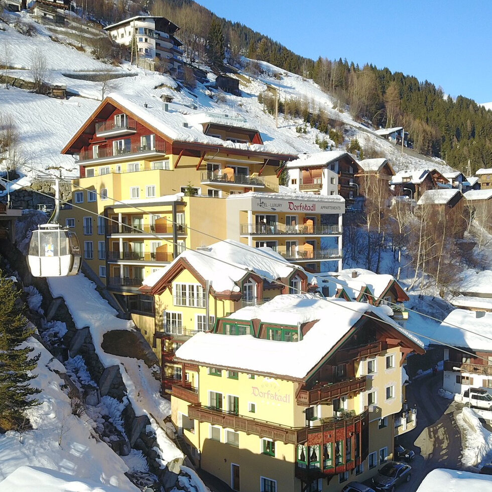 Winterlicher Blick über Kappl mit dem Hotel Dorfstadl im Sonnenschein
