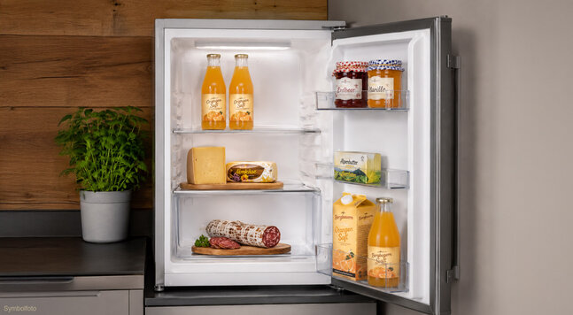 Geöffneter Kühlschrank mit regionalen Produkten im Appartement des Hotel Dorfstadl