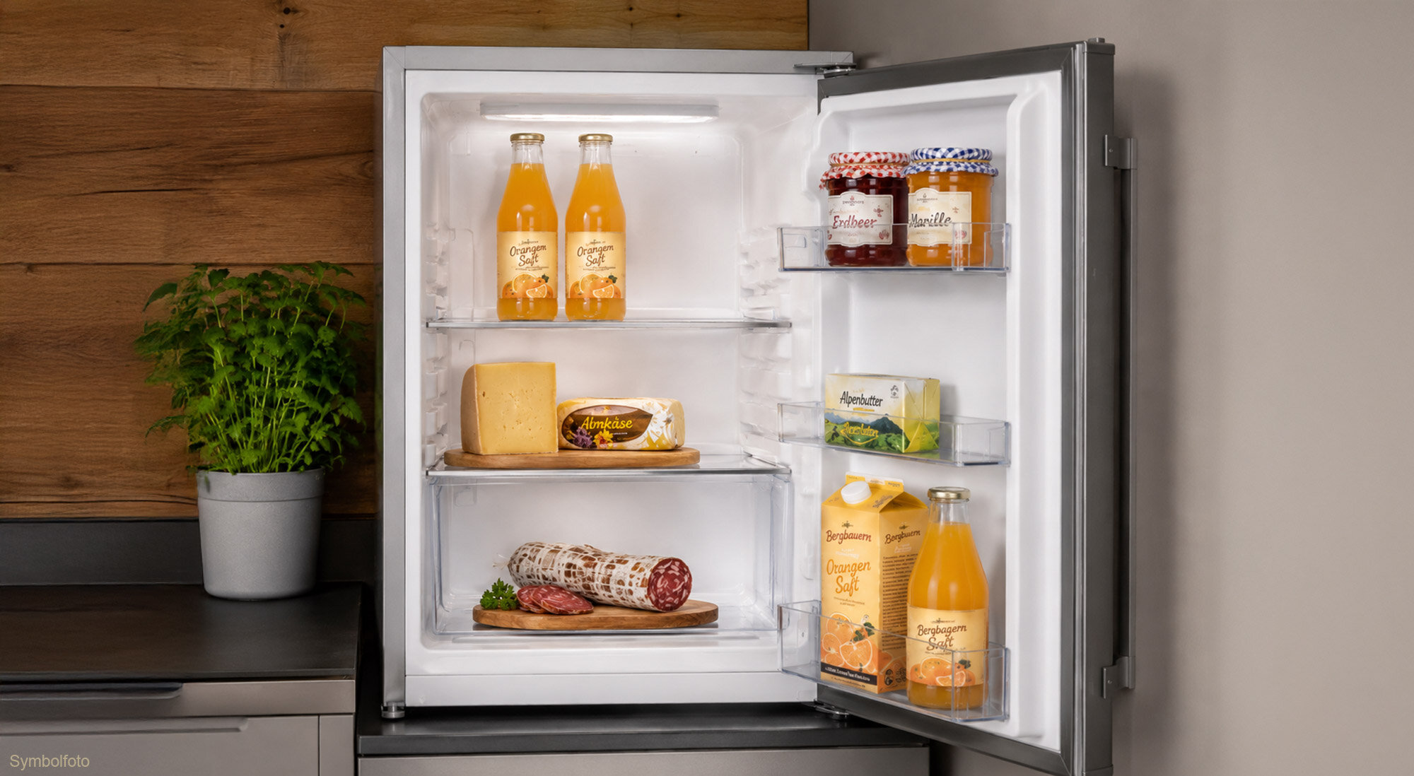 Geöffneter Kühlschrank mit regionalen Produkten im Appartement des Hotel Dorfstadl