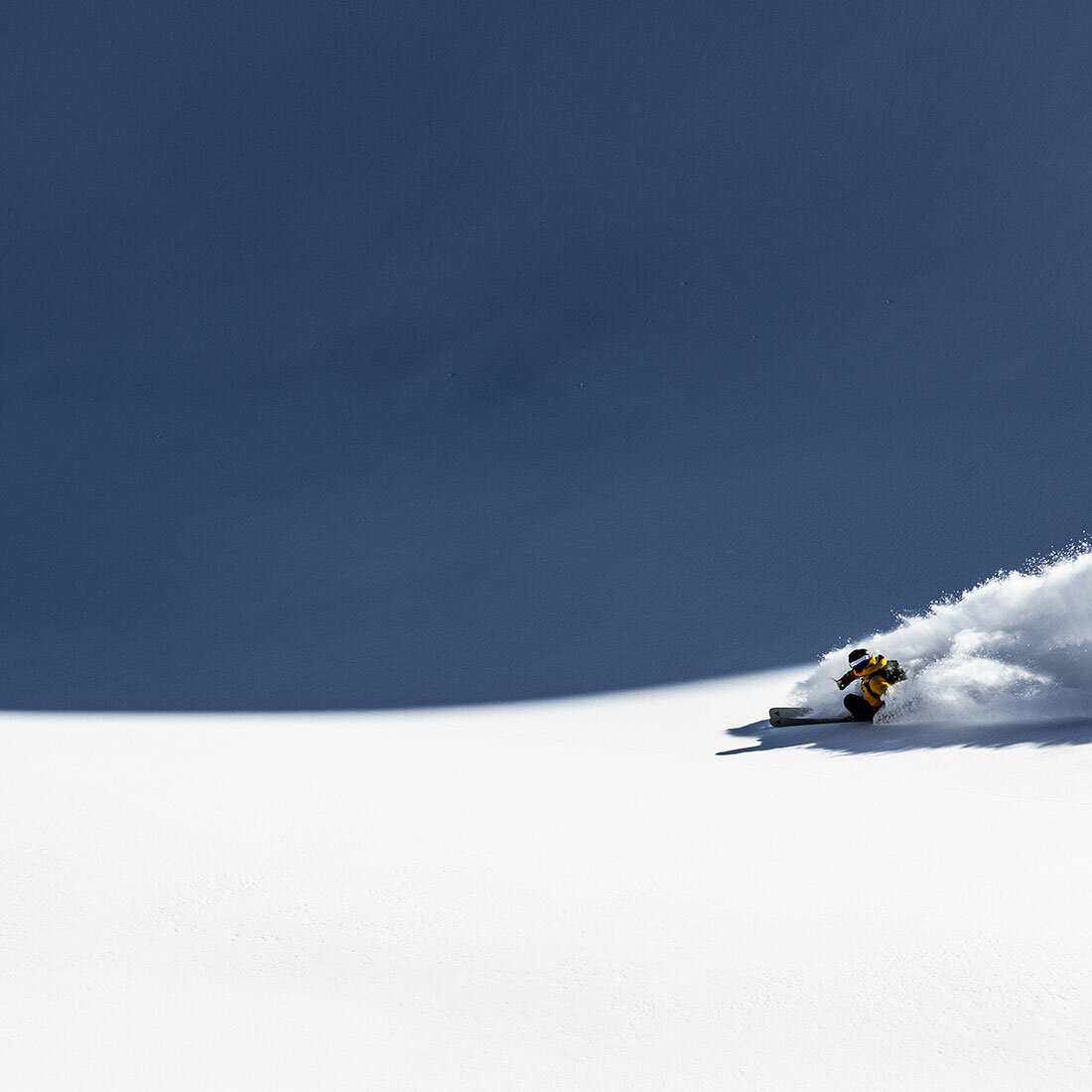 Freerider im Tiefschnee unter dunklem Winterhimmel im Paznaun