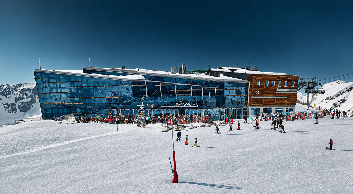 Bergstation mit Restaurant und Skifahrern im Skigebiet Ischgl