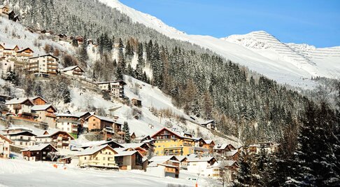 Verschneites Kappl im Paznaun mit Hotels und Chalets am Berghang im Winter