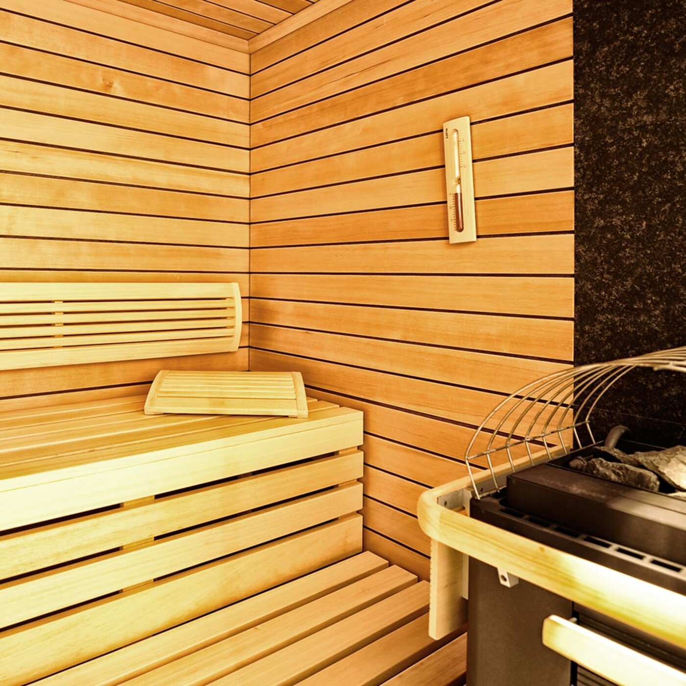 Finnische Sauna aus hellem Holz mit Saunaofen im Hotel Dorfstadl Kappl
