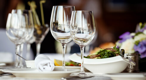 Festlich gedeckter Tisch mit Weingläsern im Restaurant des Hotel Dorfstadl Kappl