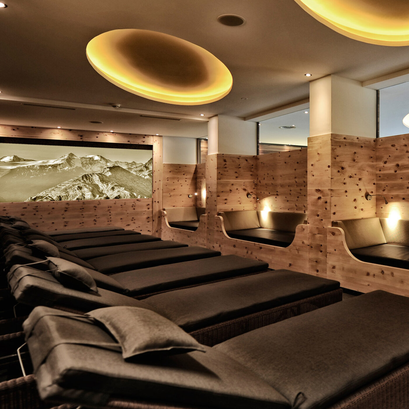 Ruheraum mit Wasserbetten und Zirbenholz im Wellnessbereich des Hotel Dorfstadl Kappl