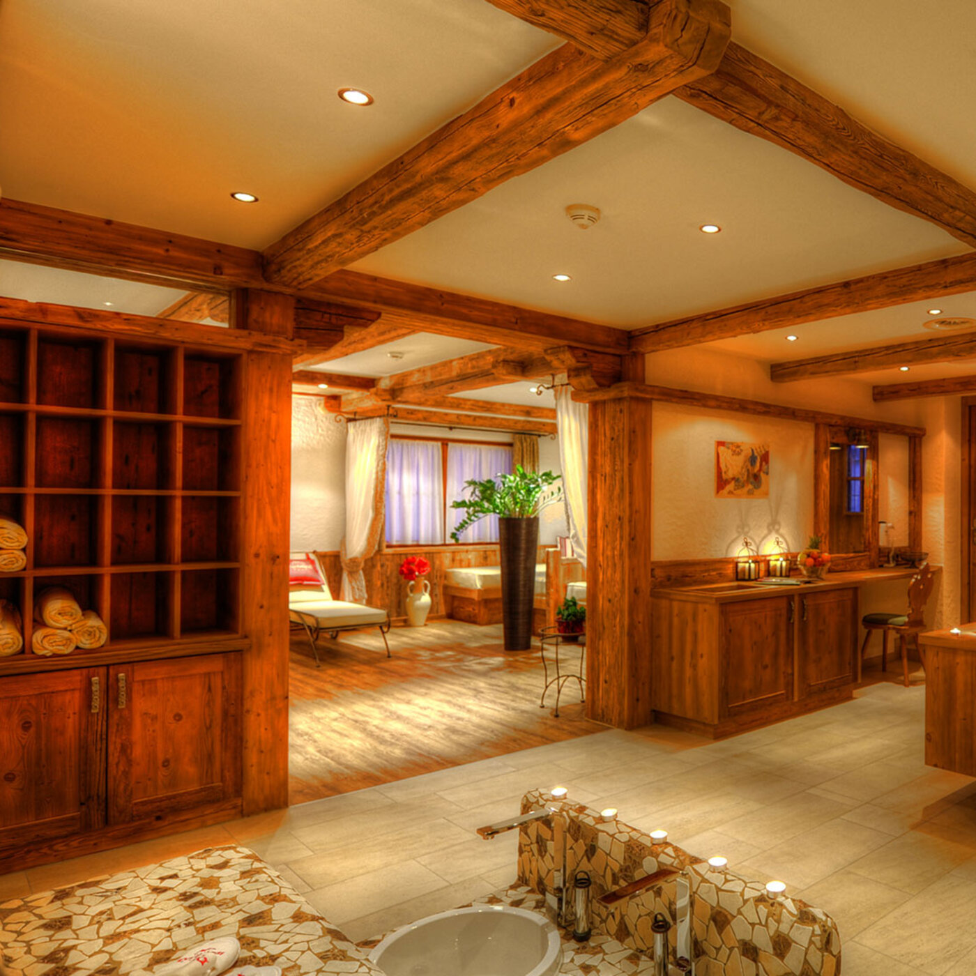 Eingang zum Wellnessbereich mit Holzbalken und Bademänteln im Hotel Dorfstadl
