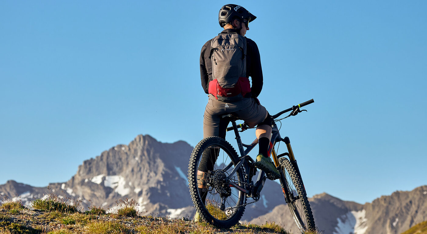 Mountainbiker rastet vor der Bergkulisse des Paznauns