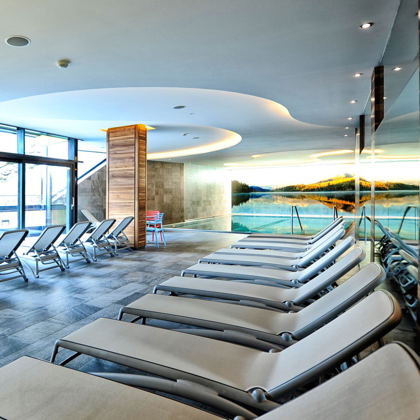 Ruhezone mit Liegen und Panoramafenstern im Spa des Hotel Dorfstadl Kappl