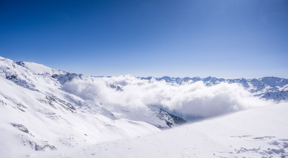 Verschneite Berge über einem Wolkenmeer im Skigebiet Paznaun