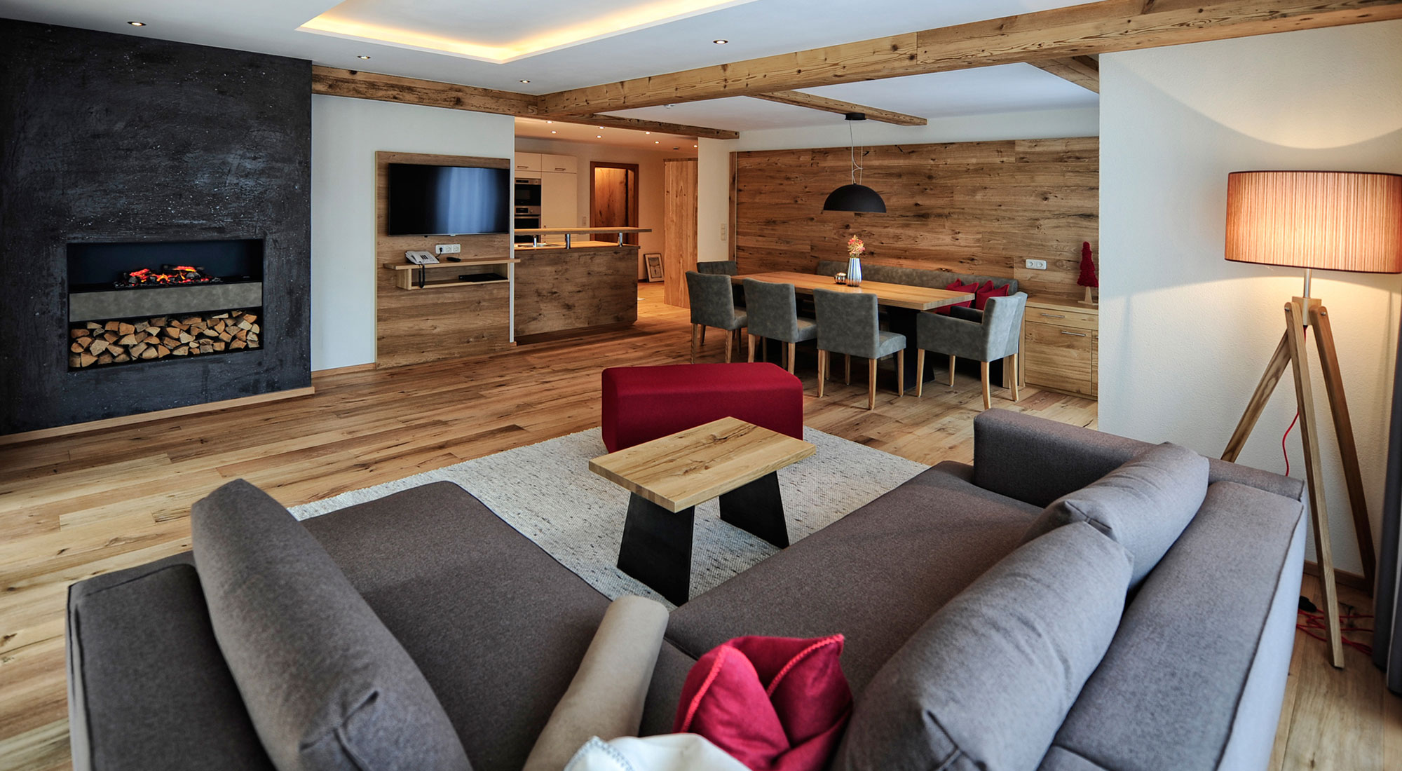 Wohnbereich mit Kamin und Sofa in einem Luxury Appartement im Dorfstadl Kappl